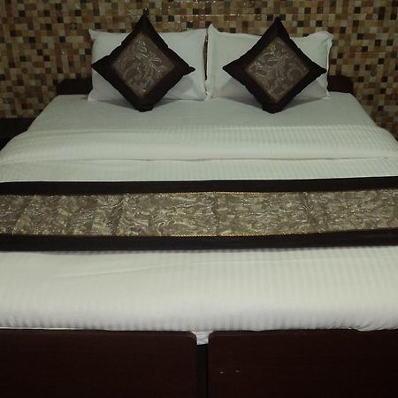Benazeer Hotel Mumbai Exterior foto