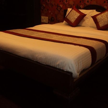 Benazeer Hotel Mumbai Exterior foto