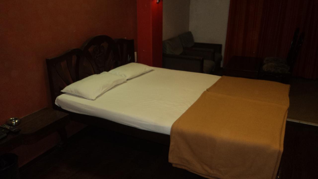 Benazeer Hotel Mumbai Exterior foto