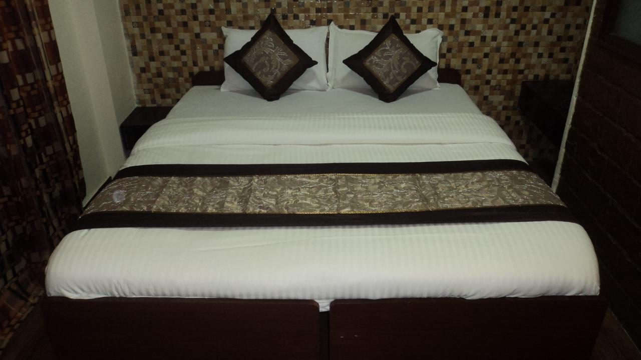 Benazeer Hotel Mumbai Exterior foto