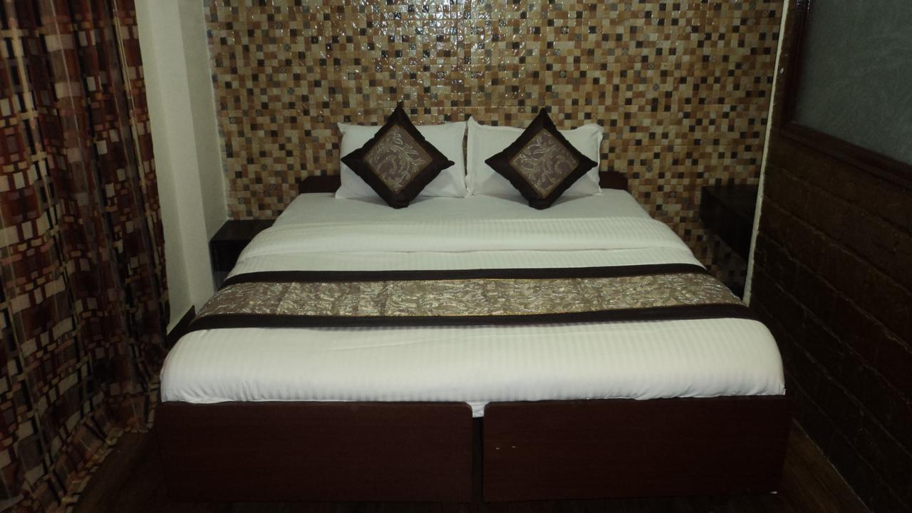Benazeer Hotel Mumbai Exterior foto