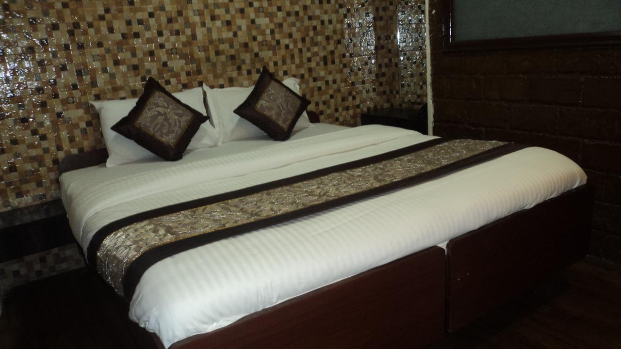 Benazeer Hotel Mumbai Exterior foto