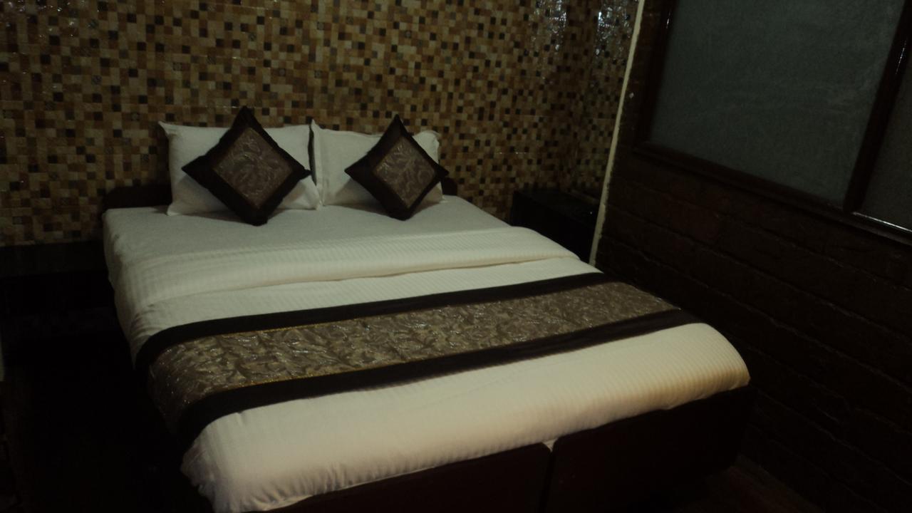 Benazeer Hotel Mumbai Exterior foto