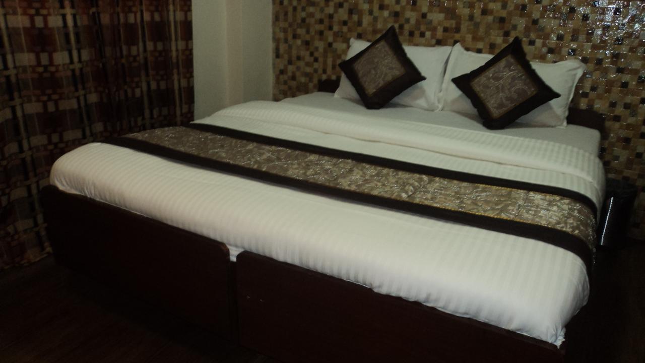 Benazeer Hotel Mumbai Exterior foto