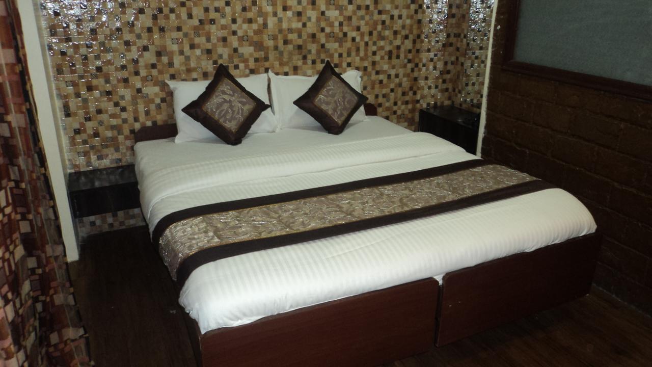 Benazeer Hotel Mumbai Exterior foto