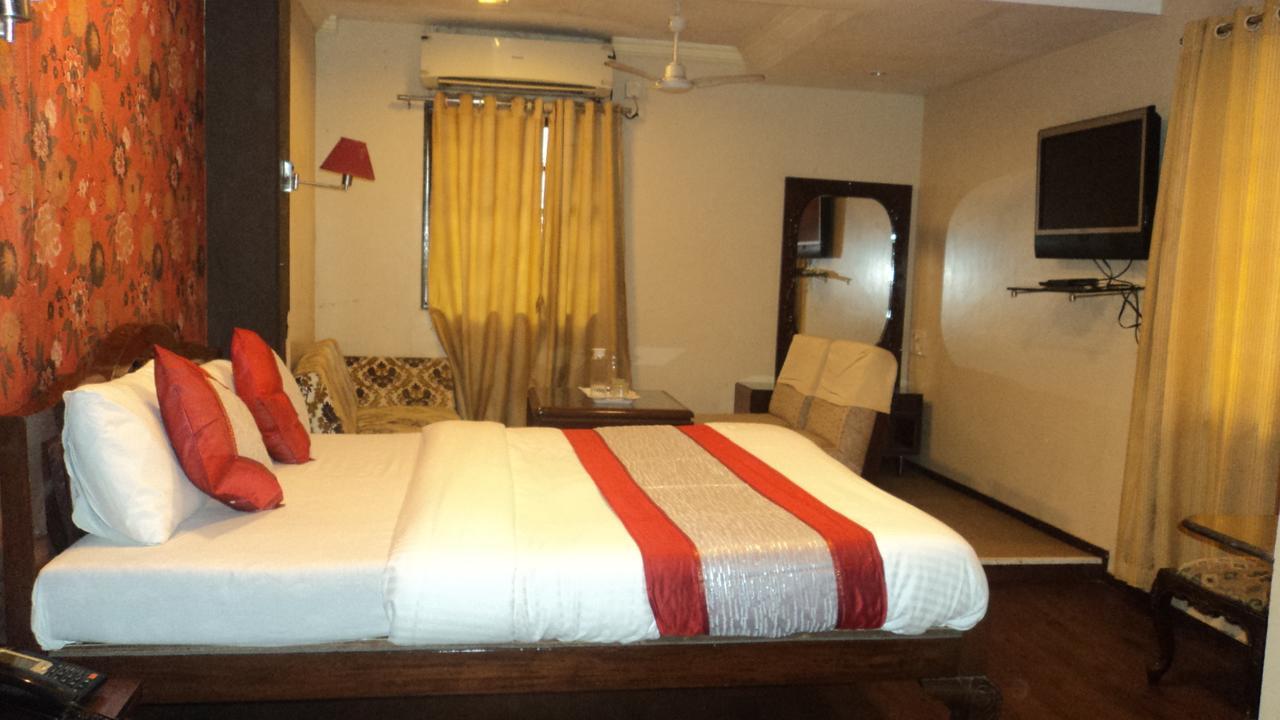 Benazeer Hotel Mumbai Exterior foto