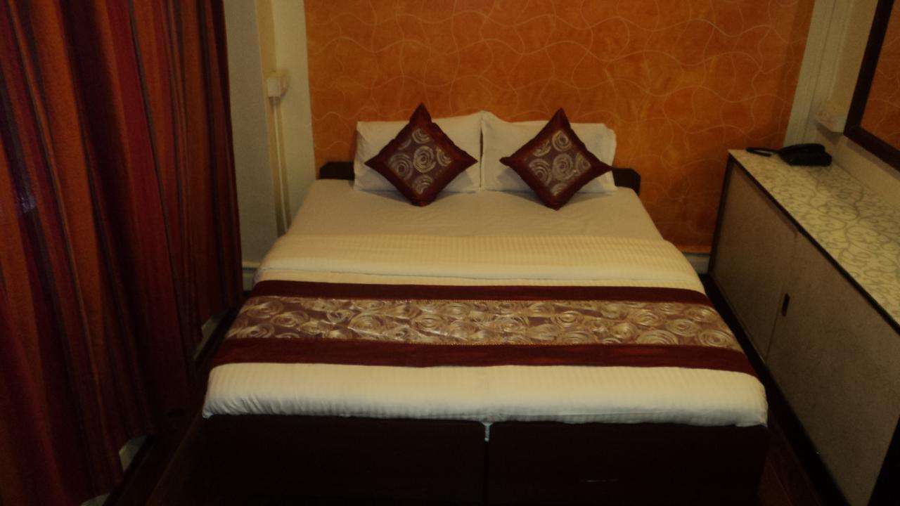 Benazeer Hotel Mumbai Exterior foto