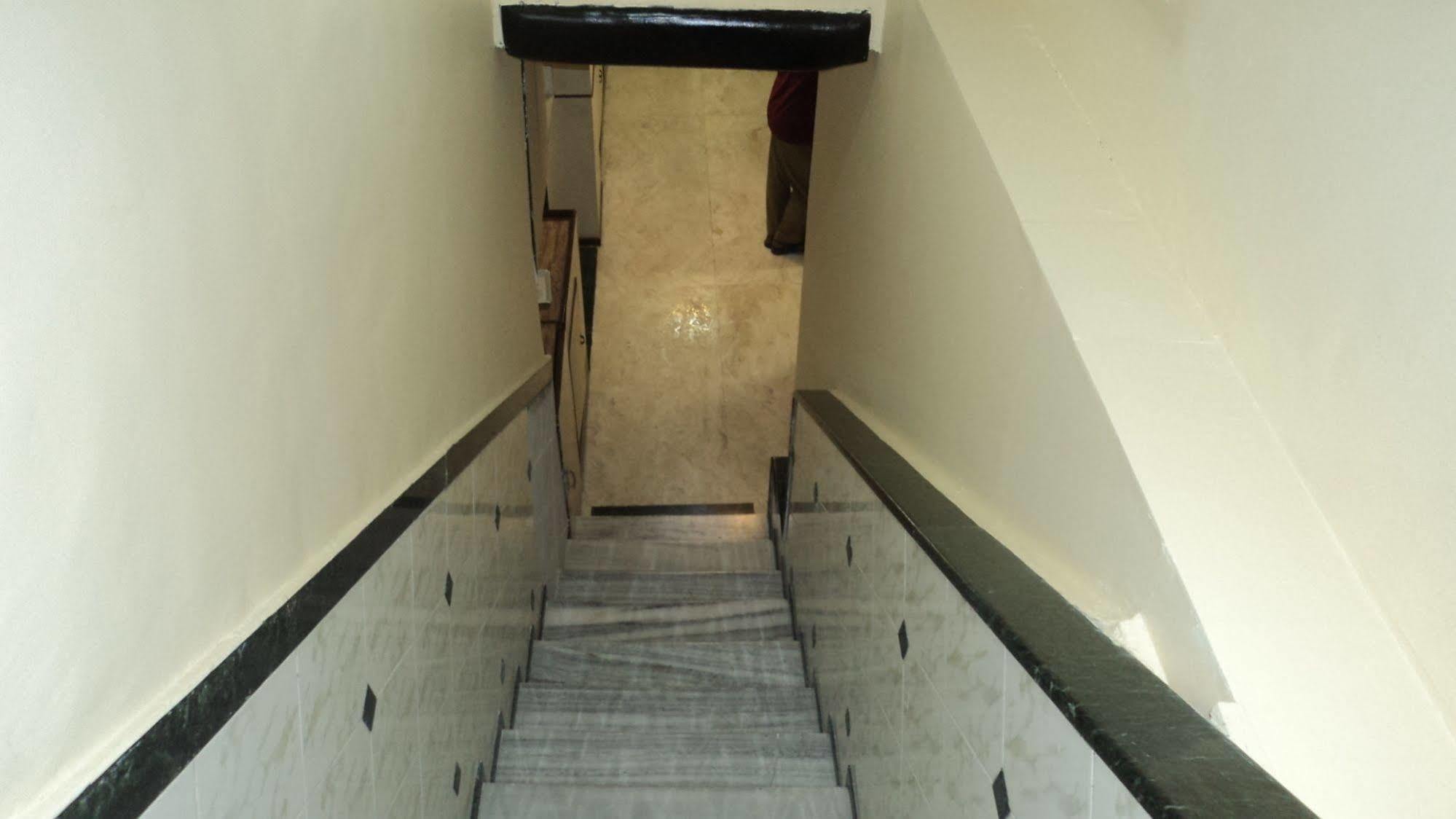 Benazeer Hotel Mumbai Exterior foto